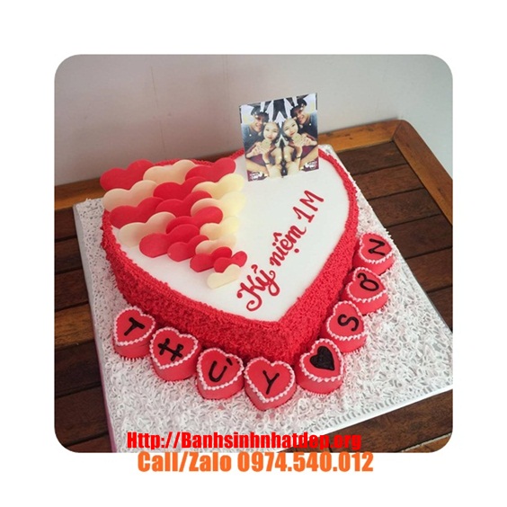 Đặt bánh kem ở bến cát